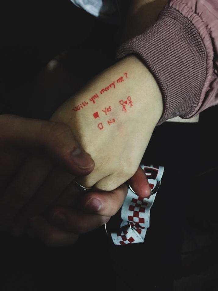 Lời cầu hôn giản dị nhưng vẫn thừa sức hạ gục bạn gái khiến dân mạng bái phục