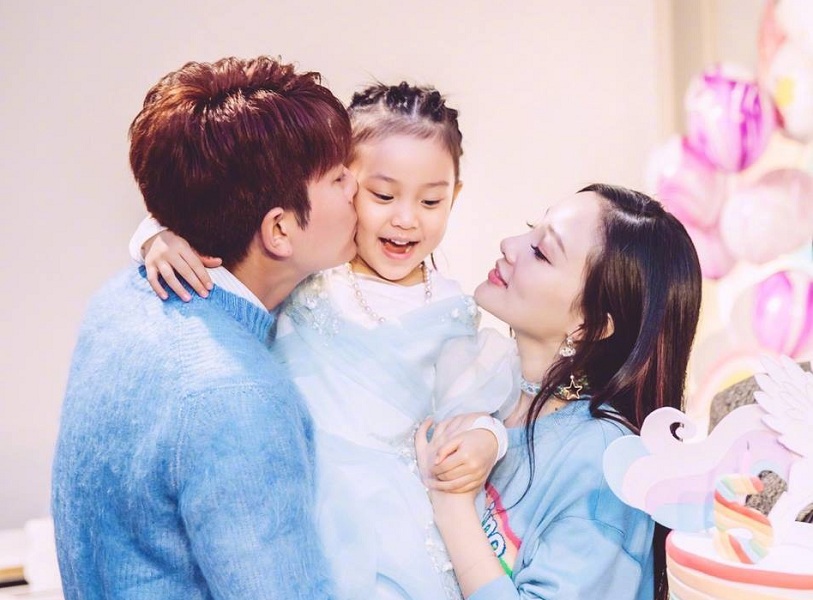 Giữa tin đồn ly hôn, Giả Nãi Lượng lại có động thái khiến nhiều người tin rằng anh đã tha thứ cho Lý Tiểu Lộ sau scandal ngoại tình