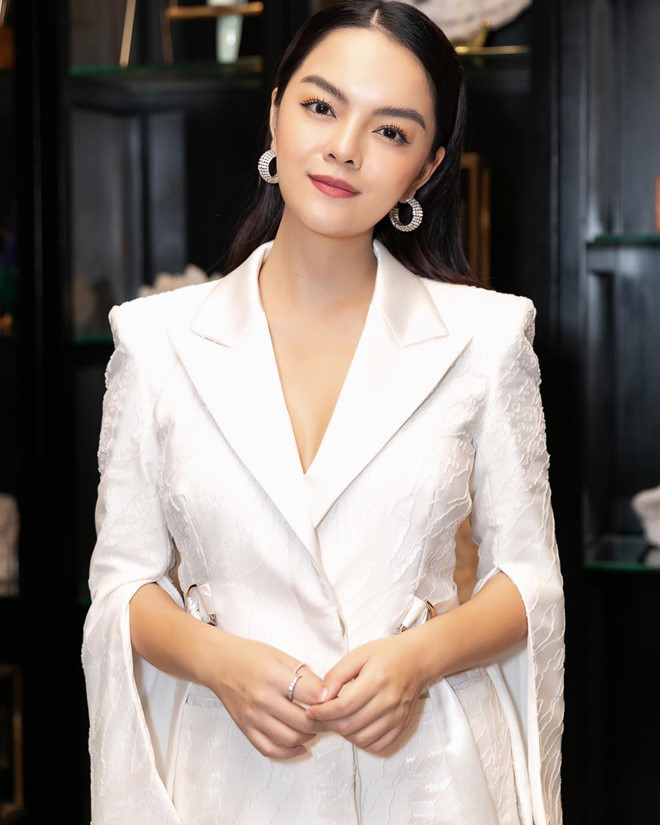 Phạm Quỳnh Anh mặc đẹp, trang điểm kỹ sau khi ly hôn Quang Huy