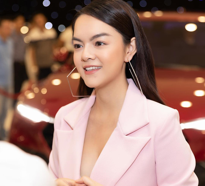 Phạm Quỳnh Anh mặc đẹp, trang điểm kỹ sau khi ly hôn Quang Huy