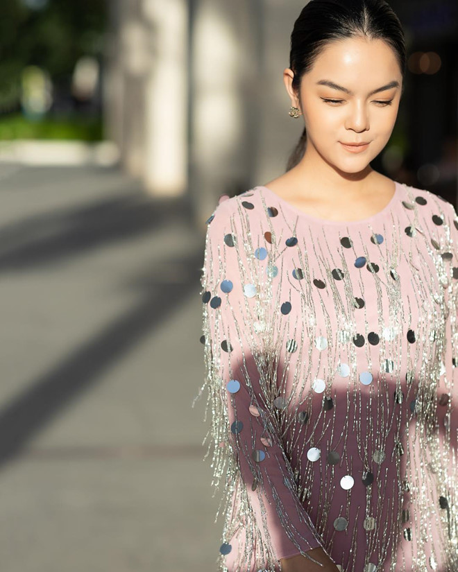 Phạm Quỳnh Anh mặc đẹp, trang điểm kỹ sau khi ly hôn Quang Huy