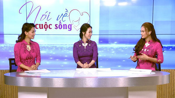 MC Quỳnh Chi gặp sự cố bất cẩn trên sóng truyền hình trực tiếp