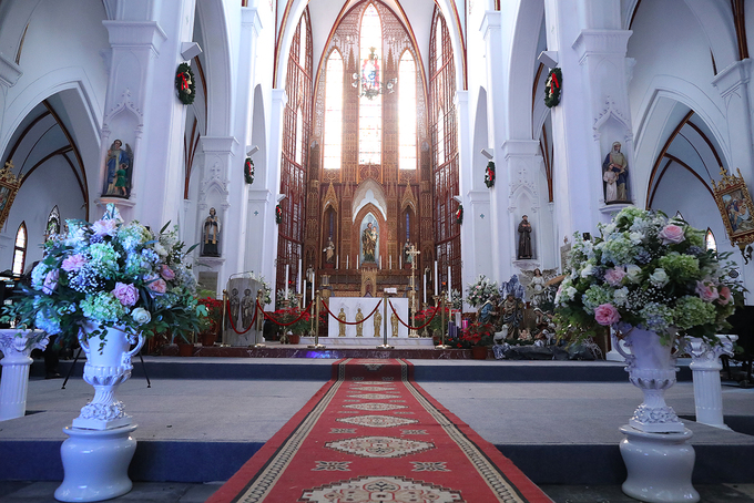 Giáo dân trang trí Nhà thờ Lớn Hà Nội trước Giáng sinh