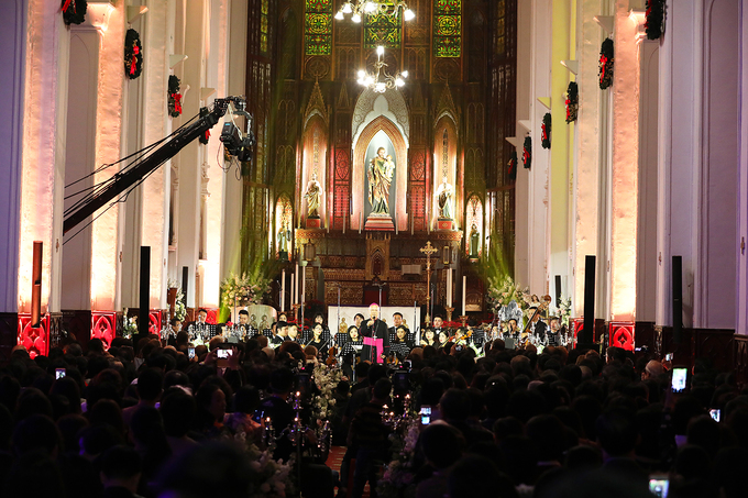 Giáo dân trang trí Nhà thờ Lớn Hà Nội trước Giáng sinh