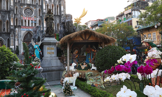 Giáo dân trang trí Nhà thờ Lớn Hà Nội trước Giáng sinh