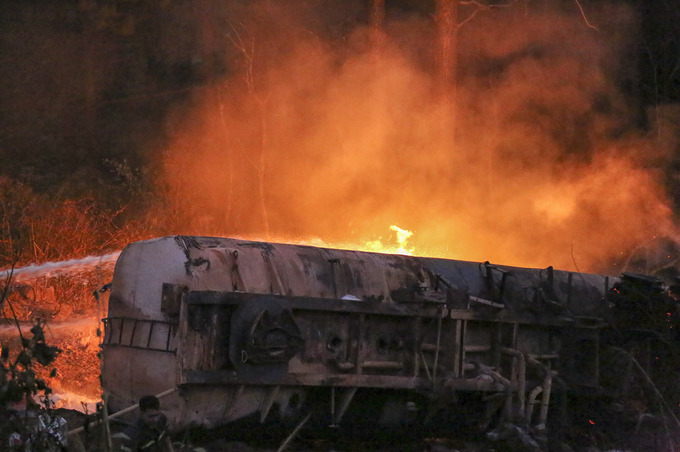 Hiện trường vụ xe bồn bốc cháy khi lao xuống vực Hải Vân