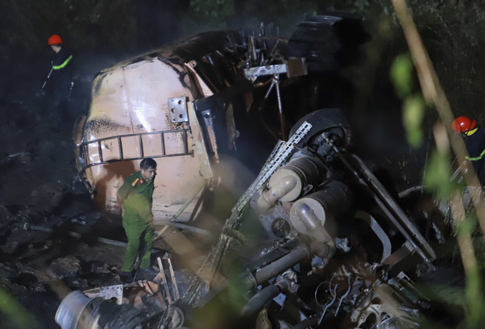 Hiện trường vụ xe bồn bốc cháy khi lao xuống vực Hải Vân