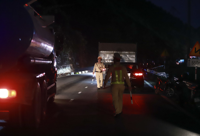 Hiện trường vụ xe bồn bốc cháy khi lao xuống vực Hải Vân