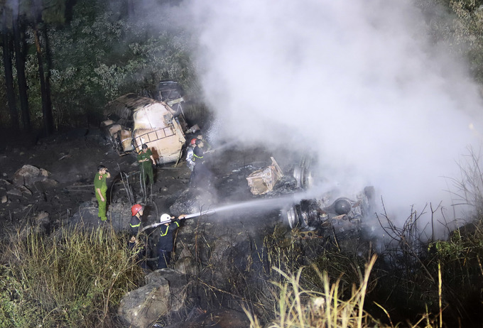 Hiện trường vụ xe bồn bốc cháy khi lao xuống vực Hải Vân