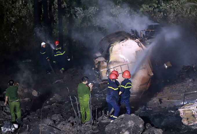 Hiện trường vụ xe bồn bốc cháy khi lao xuống vực Hải Vân