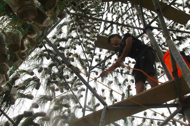 Ngắm cây thông Noel làm từ hàng vạn cây hành và tháp Eiffel bằng tre độc đáo xứ Nghệ