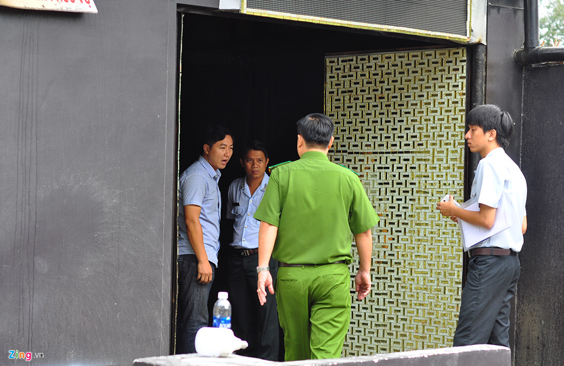 Hàng chục cảnh sát khám nghiệm vụ cháy nhà hàng làm 6 người chết