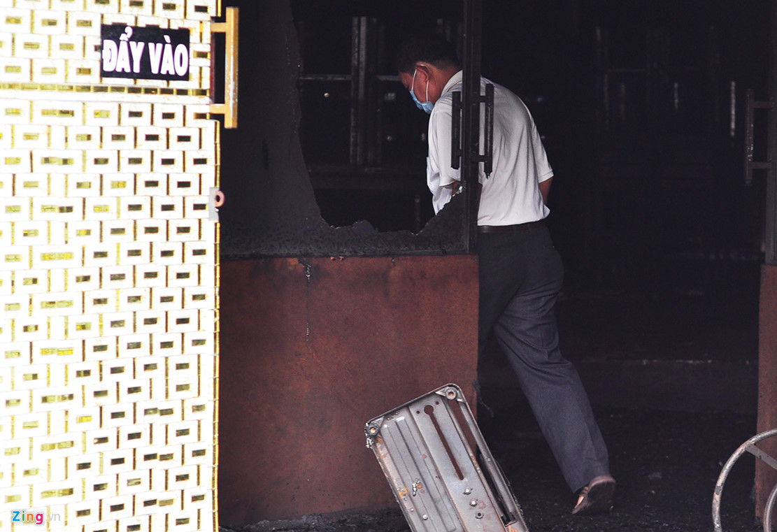 Hàng chục cảnh sát khám nghiệm vụ cháy nhà hàng làm 6 người chết