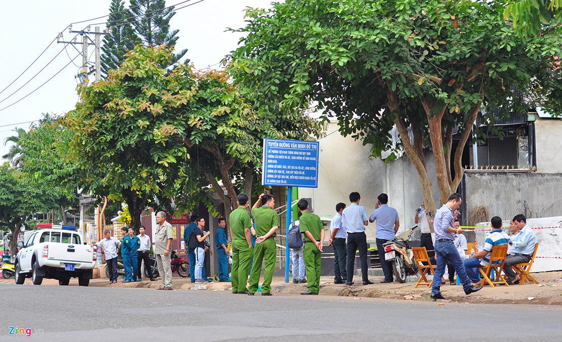 Hàng chục cảnh sát khám nghiệm vụ cháy nhà hàng làm 6 người chết