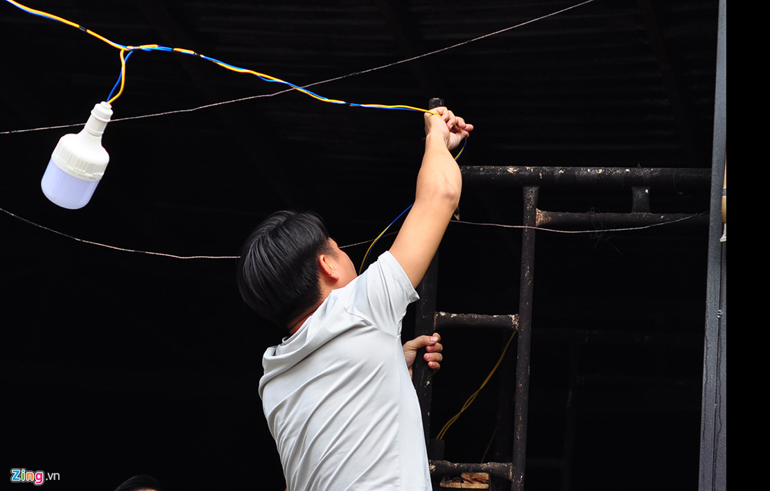 Hàng chục cảnh sát khám nghiệm vụ cháy nhà hàng làm 6 người chết