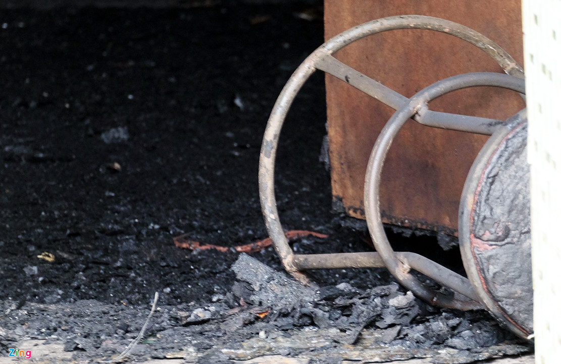 Hàng chục cảnh sát khám nghiệm vụ cháy nhà hàng làm 6 người chết