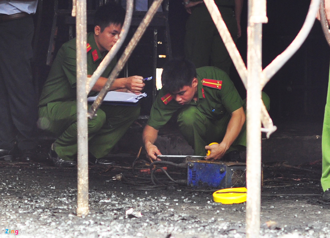 Hàng chục cảnh sát khám nghiệm vụ cháy nhà hàng làm 6 người chết