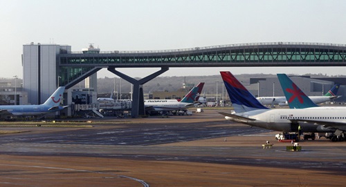 Anh bắt hai nghi phạm vụ máy bay không người lái làm náo loạn sân bay