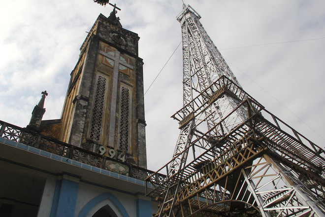 Ngắm cây thông Noel làm từ hàng vạn cây hành và tháp Eiffel bằng tre độc đáo xứ Nghệ