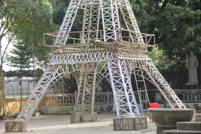 Ngắm cây thông Noel làm từ hàng vạn cây hành và tháp Eiffel bằng tre độc đáo xứ Nghệ