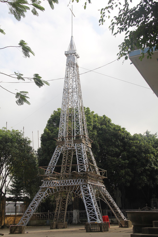 Ngắm cây thông Noel làm từ hàng vạn cây hành và tháp Eiffel bằng tre độc đáo xứ Nghệ