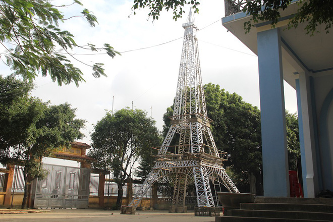 Ngắm cây thông Noel làm từ hàng vạn cây hành và tháp Eiffel bằng tre độc đáo xứ Nghệ