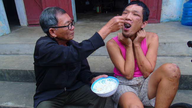 Gánh nặng của cụ ông 64 tuổi một mình chăm con tâm thần, vợ tai biến: Nếu tôi chết, vợ con sẽ sống thế nào đây?