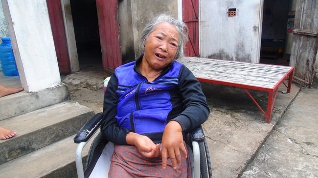 Gánh nặng của cụ ông 64 tuổi một mình chăm con tâm thần, vợ tai biến: Nếu tôi chết, vợ con sẽ sống thế nào đây?