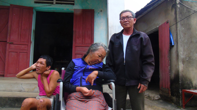 Gánh nặng của cụ ông 64 tuổi một mình chăm con tâm thần, vợ tai biến: Nếu tôi chết, vợ con sẽ sống thế nào đây?