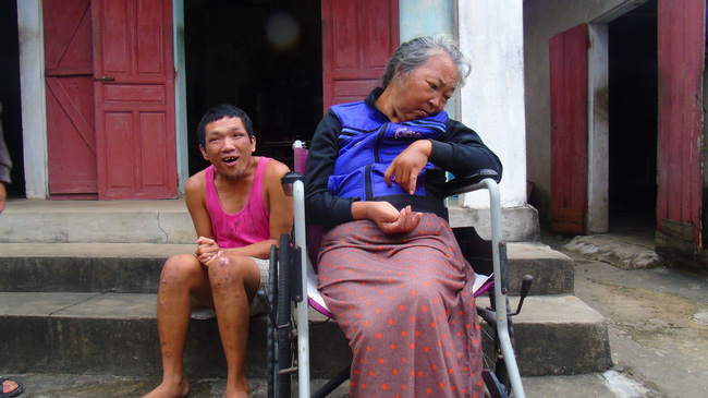 Gánh nặng của cụ ông 64 tuổi một mình chăm con tâm thần, vợ tai biến: Nếu tôi chết, vợ con sẽ sống thế nào đây?