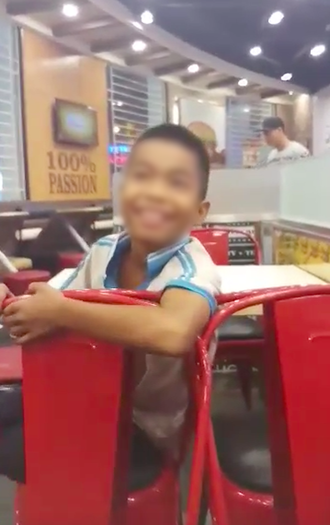 Câu chuyện về 6 đứa trẻ lang thang ăn vội miếng gà rán thừa và cách hành xử lễ phép khiến nhiều người thương cảm