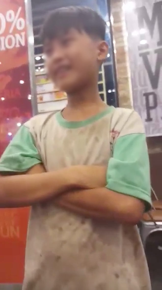 Câu chuyện về 6 đứa trẻ lang thang ăn vội miếng gà rán thừa và cách hành xử lễ phép khiến nhiều người thương cảm