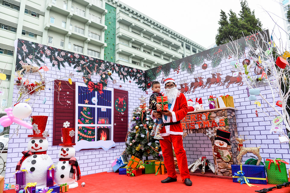 Giáng sinh của những em bé trong bệnh viện