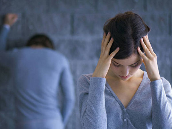 Nữ giáo viên chết lặng khi xem điện thoại của chồng chưa cưới