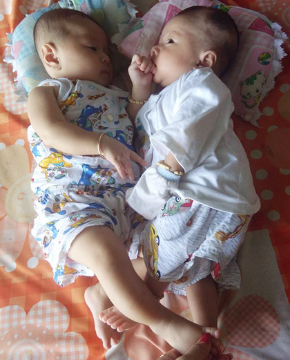 Anh em sinh đôi lấy chị em sinh đôi ở Cà Mau đẻ con giống nhau