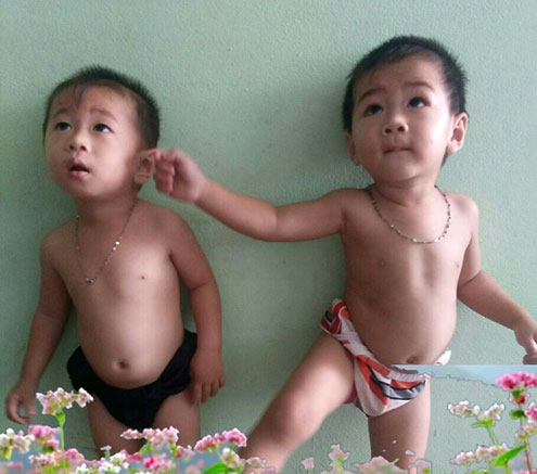 Anh em sinh đôi lấy chị em sinh đôi ở Cà Mau đẻ con giống nhau
