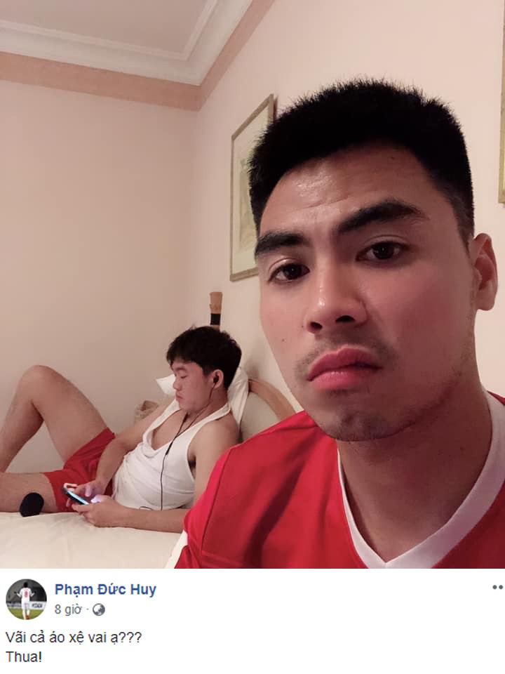 Cả thế giới chia tay Đình Trọng, chỉ mình Đức Huy mải mê tố style hờ hững của Xuân Trường