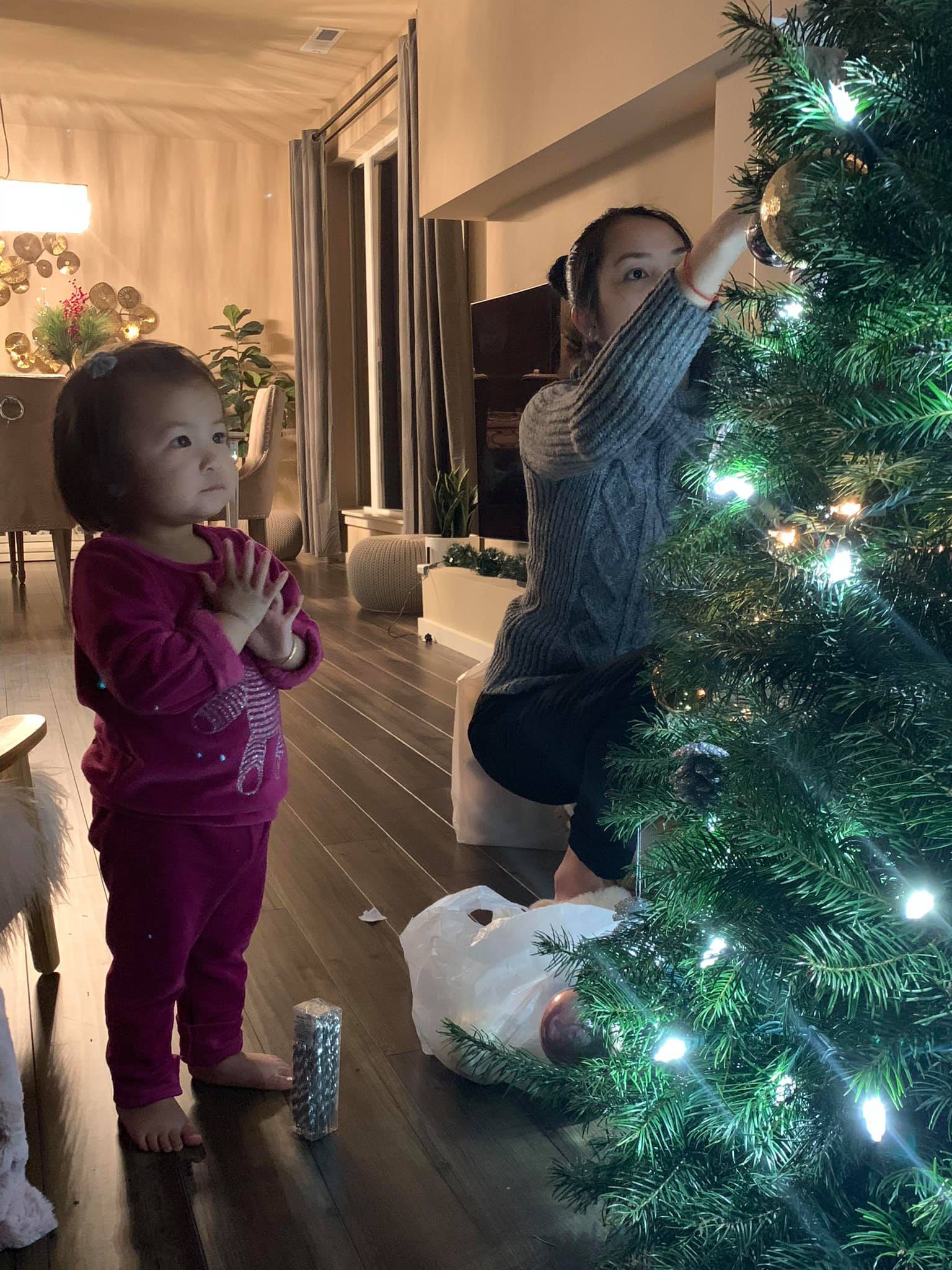 Sao Việt rộn ràng trang hoàng nhà cửa, chuẩn bị đón mùa Giáng sinh ấm áp bên gia đình