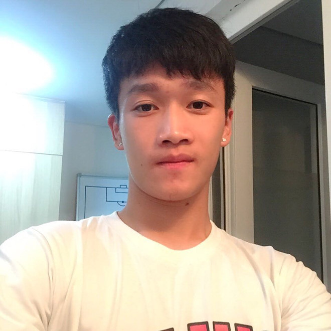 Tân binh tuyển Việt Nam cao 1,83 m, được dân mạng khen đẹp trai