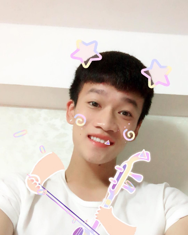 Tân binh tuyển Việt Nam cao 1,83 m, được dân mạng khen đẹp trai