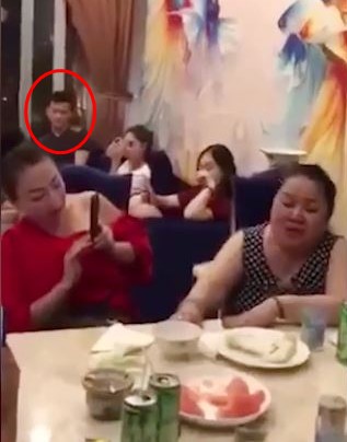 Phương Khánh khẳng định chưa từng gặp HHen Niê, thế người ngồi bên phải cô trong ảnh này là ai?