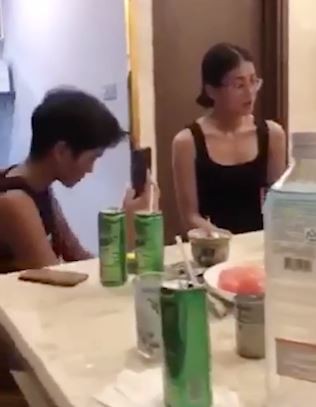 Phương Khánh khẳng định chưa từng gặp HHen Niê, thế người ngồi bên phải cô trong ảnh này là ai?