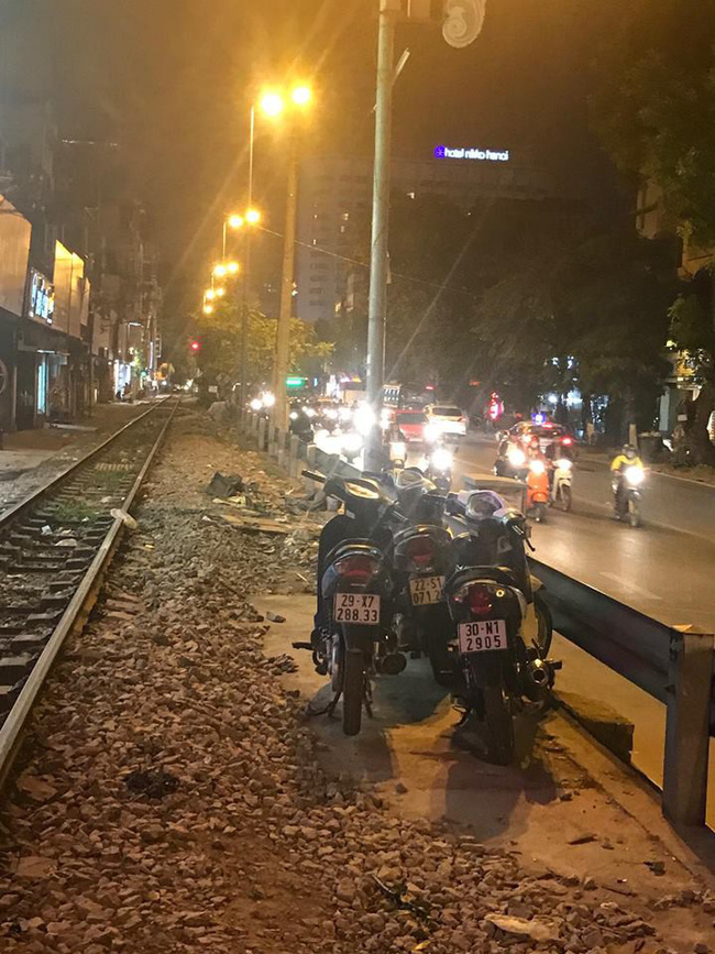 Hà Nội: Đưa chó cưng đi khám, cô gái bị tàu hất văng sang một bên, may mắn thoát chết