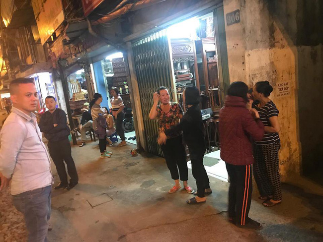 Hà Nội: Đưa chó cưng đi khám, cô gái bị tàu hất văng sang một bên, may mắn thoát chết