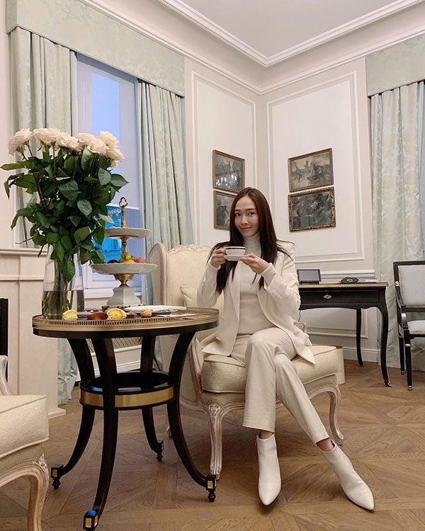 Chỉ là blazer trắng mà có cả chục cách mix khác biệt, Jessica Jung quả xứng danh cao thủ mặc đẹp