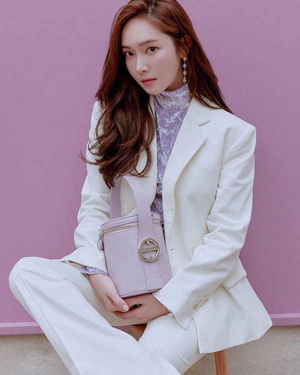 Chỉ là blazer trắng mà có cả chục cách mix khác biệt, Jessica Jung quả xứng danh cao thủ mặc đẹp