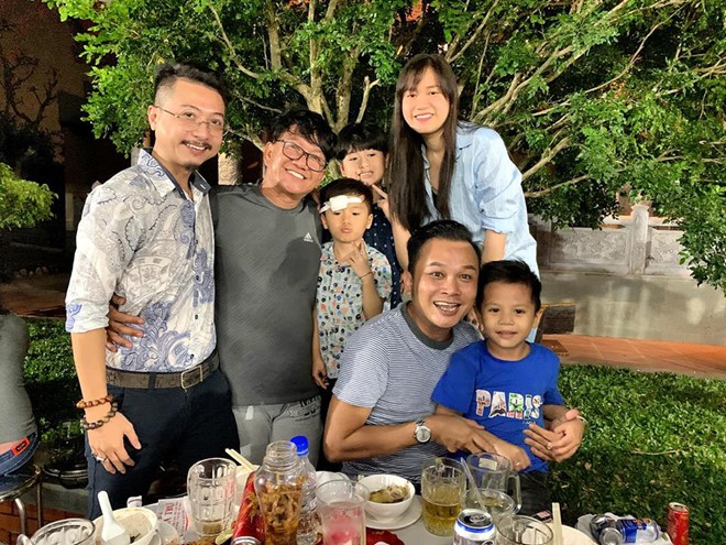 Trấn Thành, Lê Giang, Nam Thư cùng dàn nghệ sĩ quây quần bên nhau mừng sinh nhật Hoài Linh