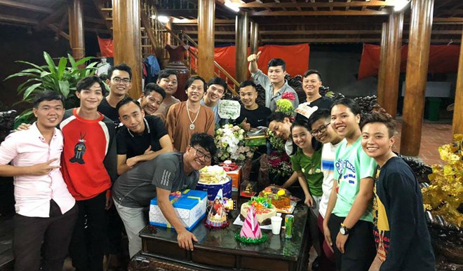Trấn Thành, Lê Giang, Nam Thư cùng dàn nghệ sĩ quây quần bên nhau mừng sinh nhật Hoài Linh