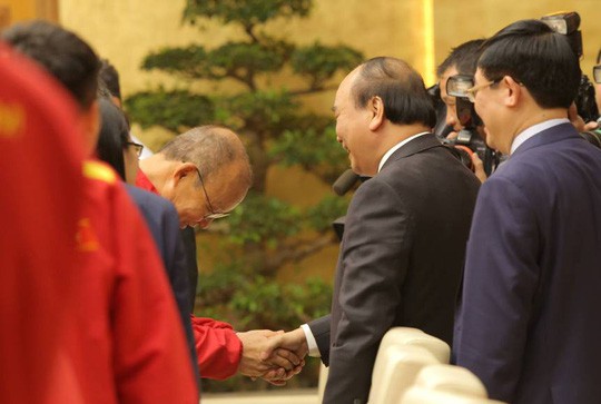 Tiết lộ lý do bầu Đức không dự lễ vinh danh ĐT Việt Nam