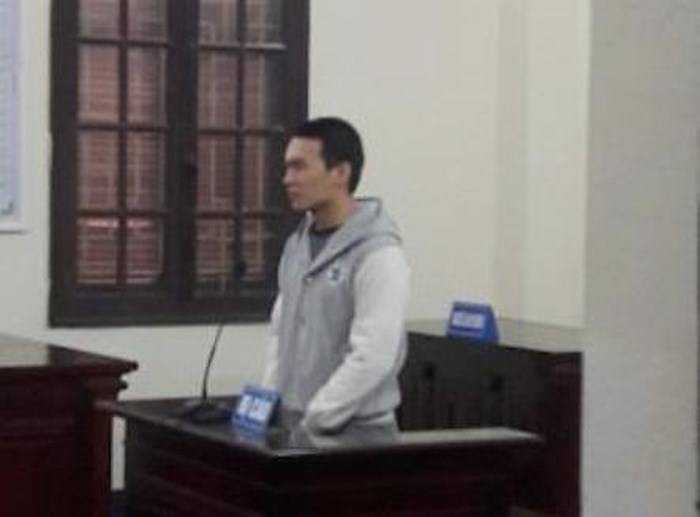 Xấu hổ vì bị bạn trai cũ gửi clip nóng, cô gái uống thuốc chuột tự tử